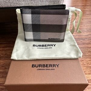 🎁 Authentic Men’s Burberry Check and Leather Bifold Wallet